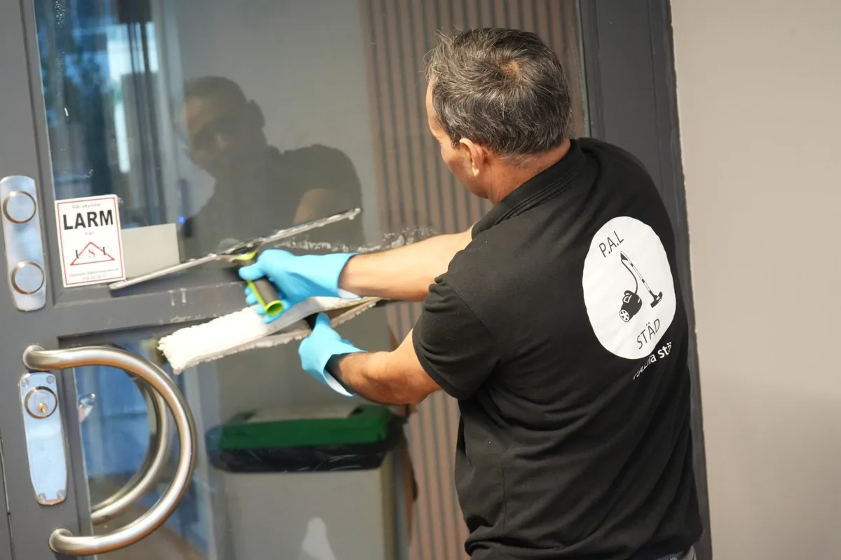 Trappstädning Stockholm – Palillastäd rengör glasdörr i trapphus